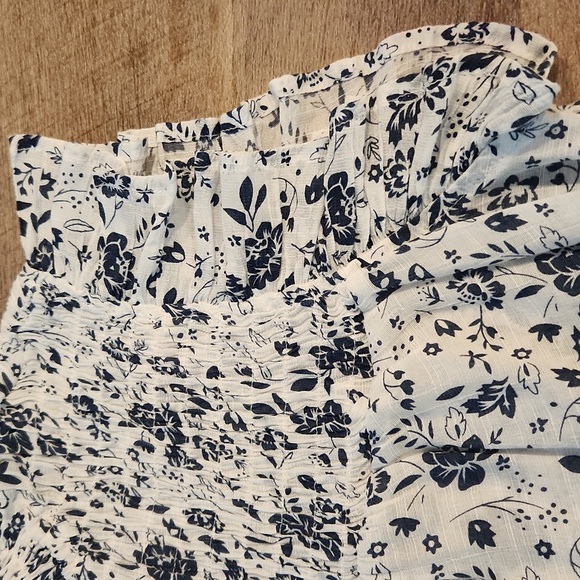 Adiva Short Sleeve Floral Blouse. Size M - Picture 3 of 6